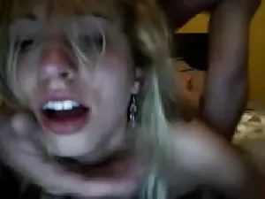 busty dunkelhaarige  ...